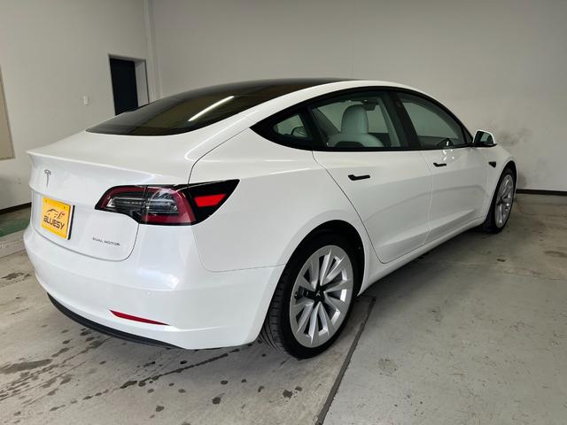 モデル3 ロングレンジ 走行2.2万キロ・正規ディーラー車・上海製造・Intel Atom・オートパイロット・ガラスルーフ・ホワイトレザーシート・パワートランク・純正19インチアルミホイール・シートヒーター・パワーシート(5枚目)