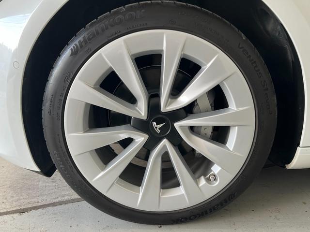 モデル3 ロングレンジ 走行2.2万キロ・正規ディーラー車・上海製造・Intel Atom・オートパイロット・ガラスルーフ・ホワイトレザーシート・パワートランク・純正19インチアルミホイール・シートヒーター・パワーシート(6枚目)