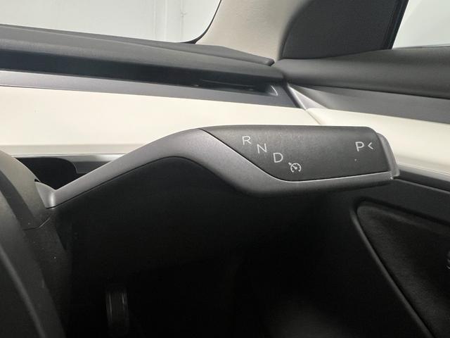 モデル3 ロングレンジ 走行2.2万キロ・正規ディーラー車・上海製造・Intel Atom・オートパイロット・ガラスルーフ・ホワイトレザーシート・パワートランク・純正19インチアルミホイール・シートヒーター・パワーシート(12枚目)