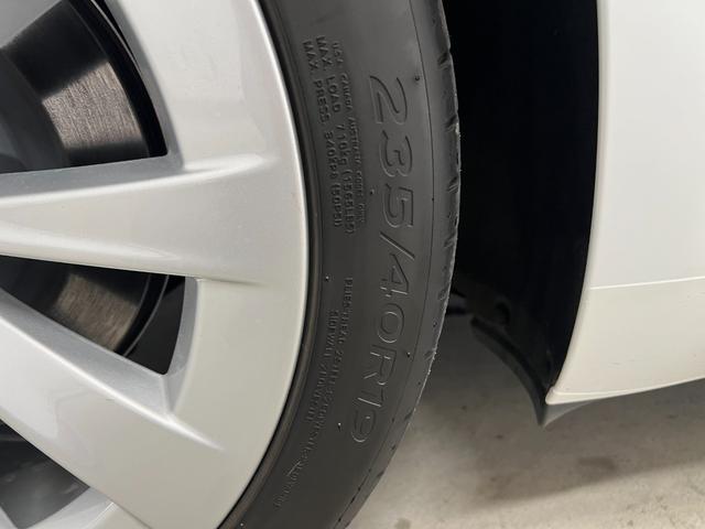 モデル3 ロングレンジ 走行2.2万キロ・正規ディーラー車・上海製造・Intel Atom・オートパイロット・ガラスルーフ・ホワイトレザーシート・パワートランク・純正19インチアルミホイール・シートヒーター・パワーシート(18枚目)
