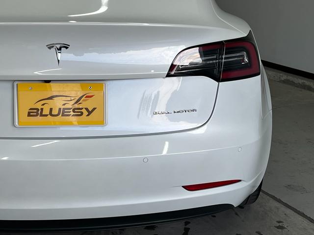 モデル3 ロングレンジ 走行2.2万キロ・正規ディーラー車・上海製造・Intel Atom・オートパイロット・ガラスルーフ・ホワイトレザーシート・パワートランク・純正19インチアルミホイール・シートヒーター・パワーシート(24枚目)