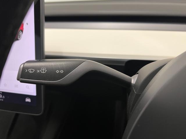 モデル3 ロングレンジ 走行2.2万キロ・正規ディーラー車・上海製造・Intel Atom・オートパイロット・ガラスルーフ・ホワイトレザーシート・パワートランク・純正19インチアルミホイール・シートヒーター・パワーシート(29枚目)