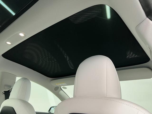 モデル3 ロングレンジ 走行2.2万キロ・正規ディーラー車・上海製造・Intel Atom・オートパイロット・ガラスルーフ・ホワイトレザーシート・パワートランク・純正19インチアルミホイール・シートヒーター・パワーシート(34枚目)