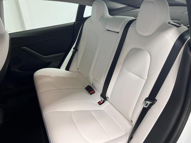 モデル3 ロングレンジ 走行2.2万キロ・正規ディーラー車・上海製造・Intel Atom・オートパイロット・ガラスルーフ・ホワイトレザーシート・パワートランク・純正19インチアルミホイール・シートヒーター・パワーシート(39枚目)