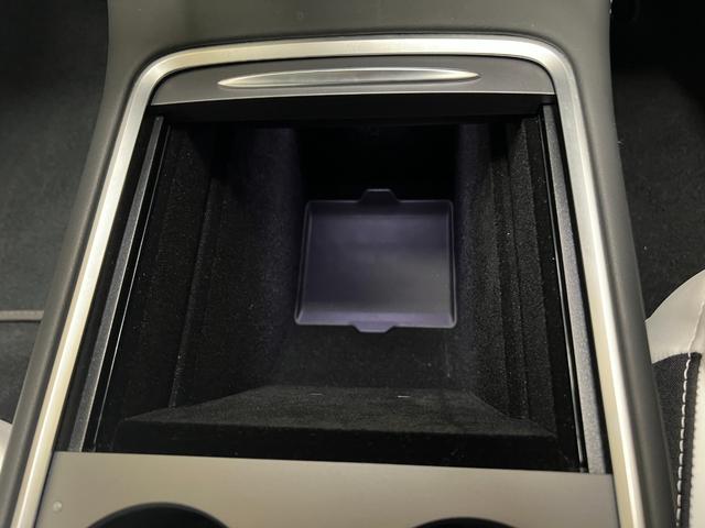 モデル3 ロングレンジ 走行2.2万キロ・正規ディーラー車・上海製造・Intel Atom・オートパイロット・ガラスルーフ・ホワイトレザーシート・パワートランク・純正19インチアルミホイール・シートヒーター・パワーシート(42枚目)