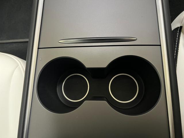 モデル3 ロングレンジ 走行2.2万キロ・正規ディーラー車・上海製造・Intel Atom・オートパイロット・ガラスルーフ・ホワイトレザーシート・パワートランク・純正19インチアルミホイール・シートヒーター・パワーシート(43枚目)