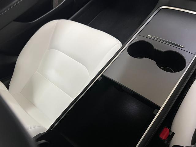 モデル3 ロングレンジ 走行2.2万キロ・正規ディーラー車・上海製造・Intel Atom・オートパイロット・ガラスルーフ・ホワイトレザーシート・パワートランク・純正19インチアルミホイール・シートヒーター・パワーシート(44枚目)