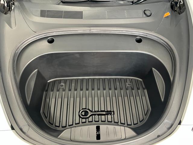 モデル3 ロングレンジ 走行2.2万キロ・正規ディーラー車・上海製造・Intel Atom・オートパイロット・ガラスルーフ・ホワイトレザーシート・パワートランク・純正19インチアルミホイール・シートヒーター・パワーシート(51枚目)