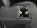 後席にはドリンクホルダー内蔵のアームレストがついてます。