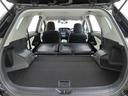 後席を倒すと、大きな荷物や長尺の荷物の積載も可能になります。ぜひ現車でご確認ください。