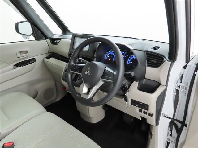 シンプルで使いやすいデザインの運転席です。