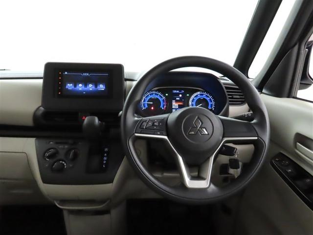 整然と纏められた操作性の良いスイッチ類。