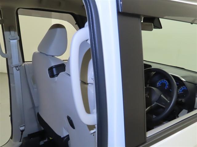 アシストグリップを装備しております。後席の乗降りもしやすいですよ。