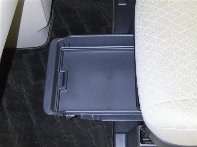 助手席シートアンダートレイを装備しております。便利な装備ですよね。