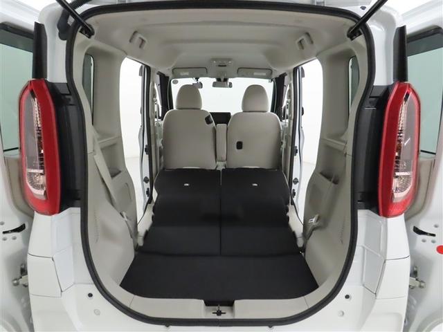 後席を倒すとフラットな空間が広がり、大きな荷物や長尺の荷物の積載も可能になります。
