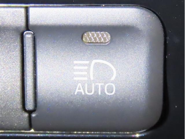 プリウス Sセーフティプラス 衝突軽減ブレーキ 踏み間違い制御装置 車線逸脱警報 オートハイビーム ドライブレコーダー バックモニター ETC メモリーナビ フルセグTV CDDVD再生 Bluetooth クルーズコントロール(14枚目)