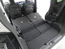 後席を倒すと、フラットな空間が広がります。大きな荷物や長尺の荷物の積載も可能になります。