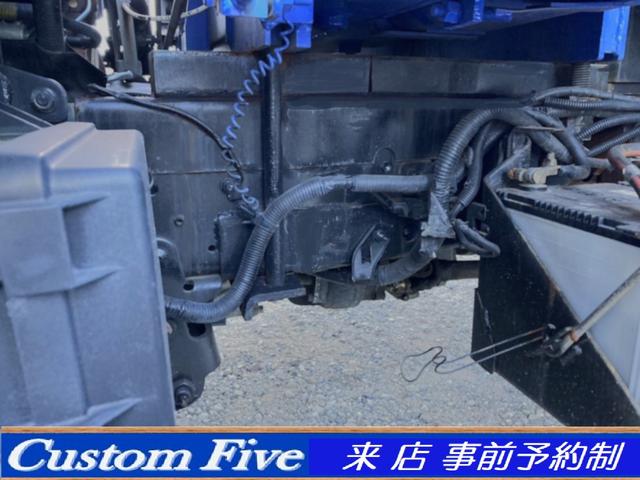 デュトロ 　重機運搬車　３段クレーン　積載３．５トン　吊荷重２．９３トン　ラジコン付　検８年１１月　４トン　中型（12枚目）