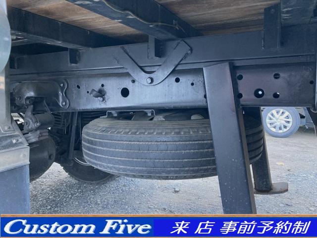 デュトロ 　重機運搬車　３段クレーン　積載３．５トン　吊荷重２．９３トン　ラジコン付　検８年１１月　４トン　中型（14枚目）