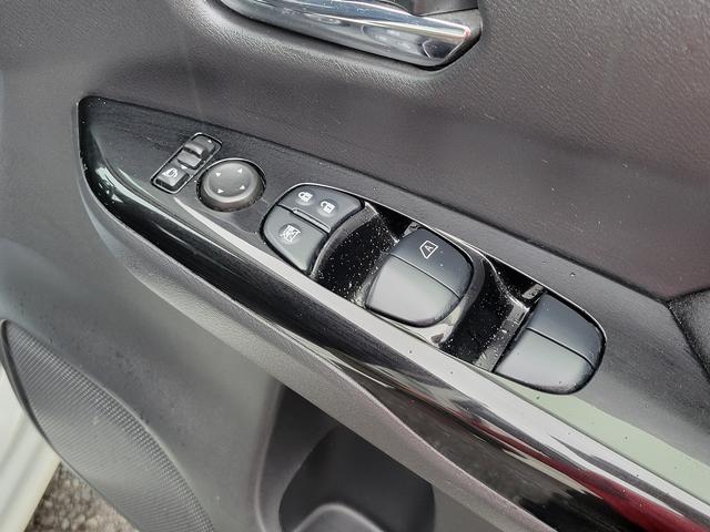 セレナ ライダー Vセレクション 純正SDナビUSBSDラジオフルセグテレビBluetoothCDDVDアラウンドビューモニタープッシュスタートオートエアコンステアリングスイッチクルコン衝突被害軽減サポート横滑りアイスト自動駐車ETC(28枚目)