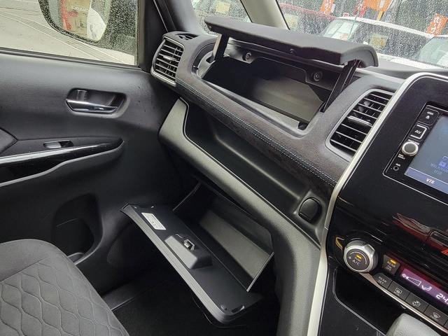 セレナ ライダー Vセレクション 純正SDナビUSBSDラジオフルセグテレビBluetoothCDDVDアラウンドビューモニタープッシュスタートオートエアコンステアリングスイッチクルコン衝突被害軽減サポート横滑りアイスト自動駐車ETC(42枚目)