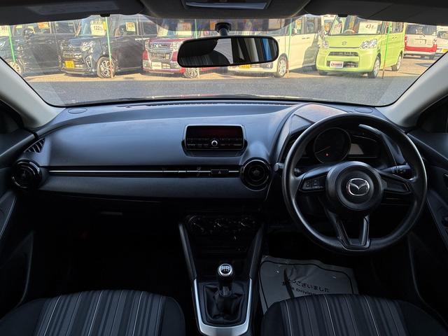 デミオ 15MB 純正CD,ラジオデッキ・USB・AUX・マニュアルエアコン・ステアリングリモコン・ETC・プッシュスタート・アイドリングストップ・横滑り防止・光軸調整・電動格納ドアミラー・スマートキー(3枚目)