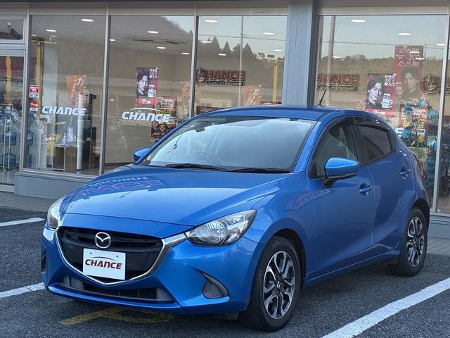 デミオ 15MB 純正CD,ラジオデッキ・USB・AUX・マニュアルエアコン・ステアリングリモコン・ETC・プッシュスタート・アイドリングストップ・横滑り防止・光軸調整・電動格納ドアミラー・スマートキー(4枚目)