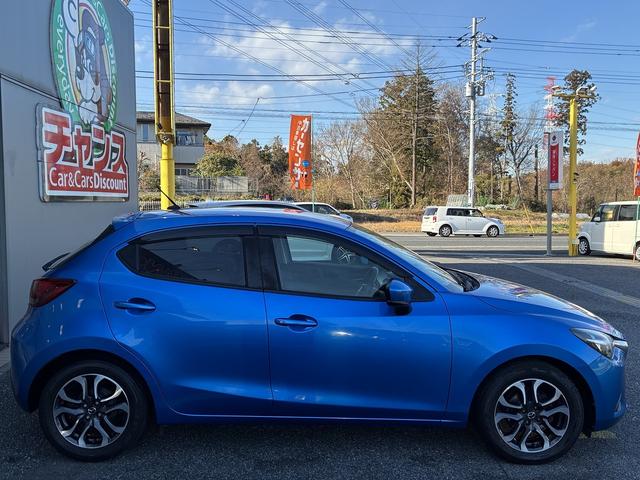 デミオ 15MB 純正CD,ラジオデッキ・USB・AUX・マニュアルエアコン・ステアリングリモコン・ETC・プッシュスタート・アイドリングストップ・横滑り防止・光軸調整・電動格納ドアミラー・スマートキー(7枚目)