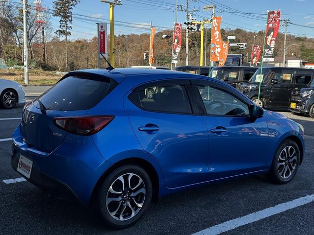 デミオ 15MB 純正CD,ラジオデッキ・USB・AUX・マニュアルエアコン・ステアリングリモコン・ETC・プッシュスタート・アイドリングストップ・横滑り防止・光軸調整・電動格納ドアミラー・スマートキー(8枚目)