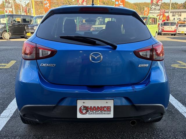 デミオ 15MB 純正CD,ラジオデッキ・USB・AUX・マニュアルエアコン・ステアリングリモコン・ETC・プッシュスタート・アイドリングストップ・横滑り防止・光軸調整・電動格納ドアミラー・スマートキー(9枚目)