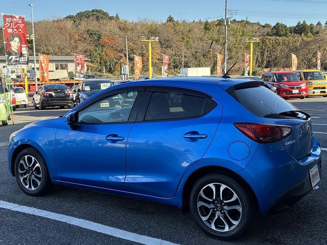 デミオ 15MB 純正CD,ラジオデッキ・USB・AUX・マニュアルエアコン・ステアリングリモコン・ETC・プッシュスタート・アイドリングストップ・横滑り防止・光軸調整・電動格納ドアミラー・スマートキー(10枚目)