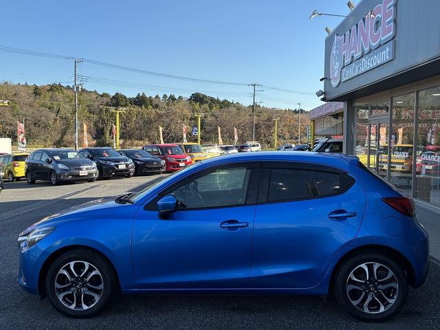 デミオ 15MB 純正CD,ラジオデッキ・USB・AUX・マニュアルエアコン・ステアリングリモコン・ETC・プッシュスタート・アイドリングストップ・横滑り防止・光軸調整・電動格納ドアミラー・スマートキー(11枚目)