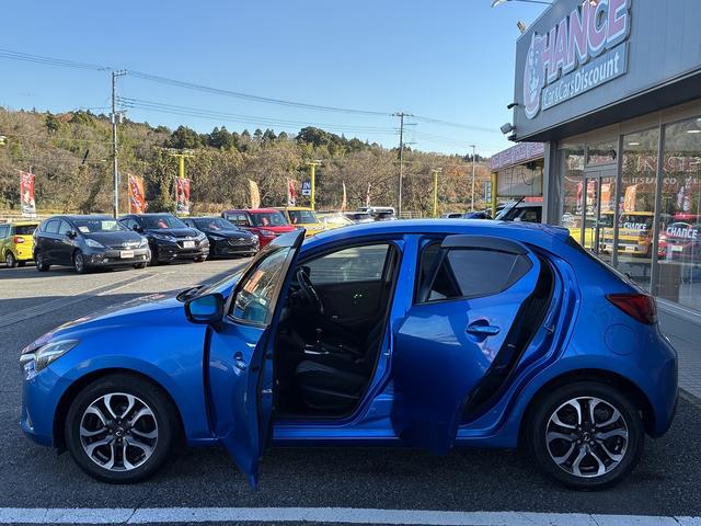 デミオ 15MB 純正CD,ラジオデッキ・USB・AUX・マニュアルエアコン・ステアリングリモコン・ETC・プッシュスタート・アイドリングストップ・横滑り防止・光軸調整・電動格納ドアミラー・スマートキー(12枚目)