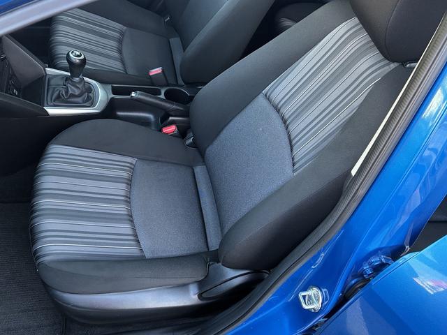 デミオ 15MB 純正CD,ラジオデッキ・USB・AUX・マニュアルエアコン・ステアリングリモコン・ETC・プッシュスタート・アイドリングストップ・横滑り防止・光軸調整・電動格納ドアミラー・スマートキー(13枚目)