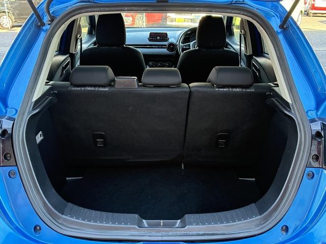 デミオ 15MB 純正CD,ラジオデッキ・USB・AUX・マニュアルエアコン・ステアリングリモコン・ETC・プッシュスタート・アイドリングストップ・横滑り防止・光軸調整・電動格納ドアミラー・スマートキー(15枚目)