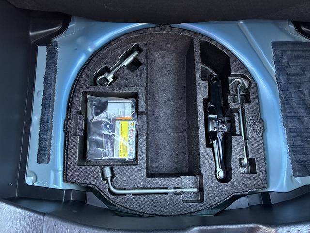 デミオ 15MB 純正CD,ラジオデッキ・USB・AUX・マニュアルエアコン・ステアリングリモコン・ETC・プッシュスタート・アイドリングストップ・横滑り防止・光軸調整・電動格納ドアミラー・スマートキー(17枚目)