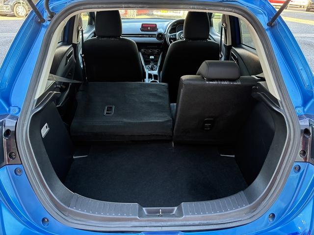 デミオ 15MB 純正CD,ラジオデッキ・USB・AUX・マニュアルエアコン・ステアリングリモコン・ETC・プッシュスタート・アイドリングストップ・横滑り防止・光軸調整・電動格納ドアミラー・スマートキー(18枚目)