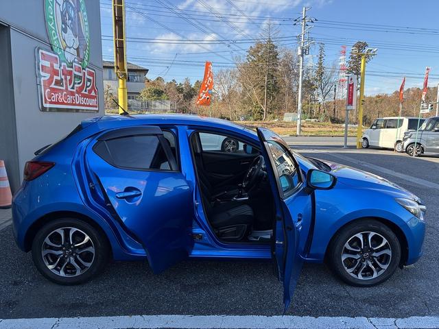 デミオ 15MB 純正CD,ラジオデッキ・USB・AUX・マニュアルエアコン・ステアリングリモコン・ETC・プッシュスタート・アイドリングストップ・横滑り防止・光軸調整・電動格納ドアミラー・スマートキー(20枚目)