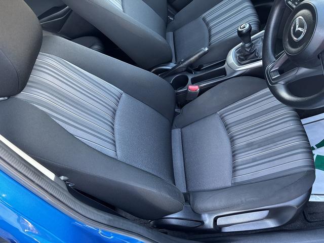 デミオ 15MB 純正CD,ラジオデッキ・USB・AUX・マニュアルエアコン・ステアリングリモコン・ETC・プッシュスタート・アイドリングストップ・横滑り防止・光軸調整・電動格納ドアミラー・スマートキー(21枚目)