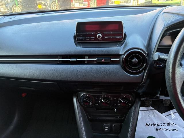 デミオ 15MB 純正CD,ラジオデッキ・USB・AUX・マニュアルエアコン・ステアリングリモコン・ETC・プッシュスタート・アイドリングストップ・横滑り防止・光軸調整・電動格納ドアミラー・スマートキー(26枚目)