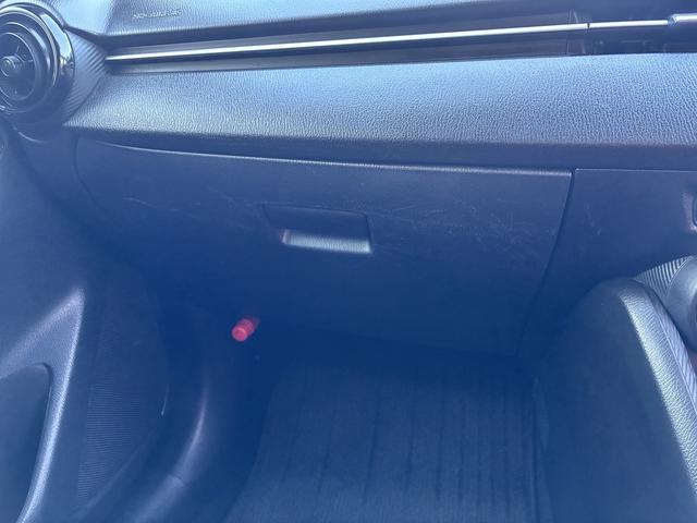 デミオ 15MB 純正CD,ラジオデッキ・USB・AUX・マニュアルエアコン・ステアリングリモコン・ETC・プッシュスタート・アイドリングストップ・横滑り防止・光軸調整・電動格納ドアミラー・スマートキー(27枚目)