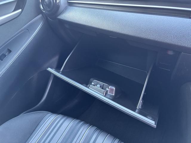 デミオ 15MB 純正CD,ラジオデッキ・USB・AUX・マニュアルエアコン・ステアリングリモコン・ETC・プッシュスタート・アイドリングストップ・横滑り防止・光軸調整・電動格納ドアミラー・スマートキー(28枚目)