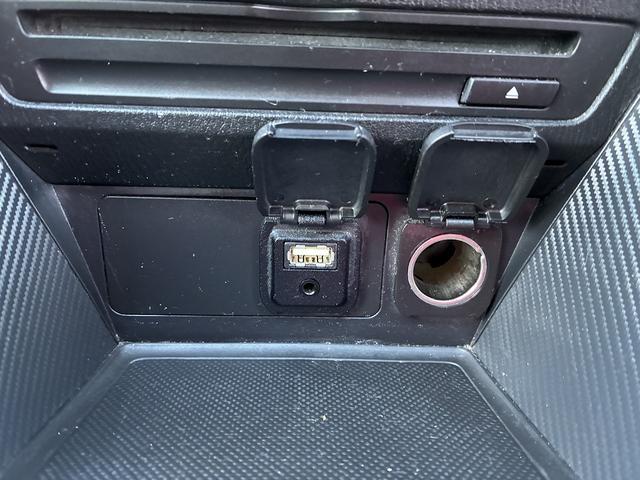 デミオ 15MB 純正CD,ラジオデッキ・USB・AUX・マニュアルエアコン・ステアリングリモコン・ETC・プッシュスタート・アイドリングストップ・横滑り防止・光軸調整・電動格納ドアミラー・スマートキー(33枚目)