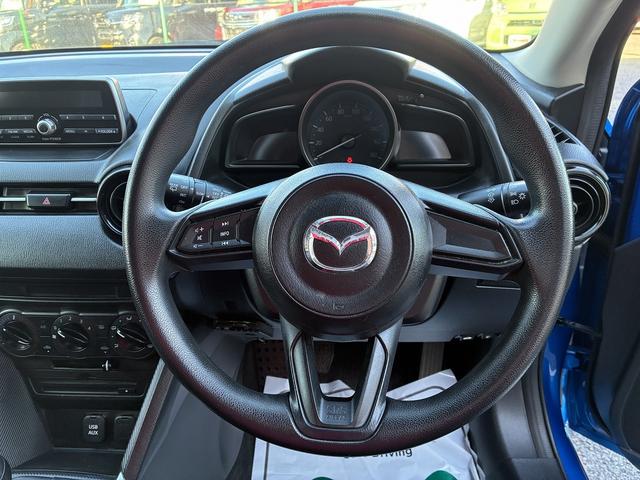 デミオ 15MB 純正CD,ラジオデッキ・USB・AUX・マニュアルエアコン・ステアリングリモコン・ETC・プッシュスタート・アイドリングストップ・横滑り防止・光軸調整・電動格納ドアミラー・スマートキー(37枚目)