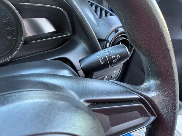 デミオ 15MB 純正CD,ラジオデッキ・USB・AUX・マニュアルエアコン・ステアリングリモコン・ETC・プッシュスタート・アイドリングストップ・横滑り防止・光軸調整・電動格納ドアミラー・スマートキー(42枚目)