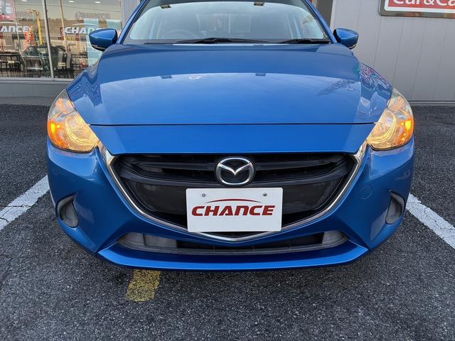 デミオ 15MB 純正CD,ラジオデッキ・USB・AUX・マニュアルエアコン・ステアリングリモコン・ETC・プッシュスタート・アイドリングストップ・横滑り防止・光軸調整・電動格納ドアミラー・スマートキー(51枚目)