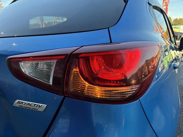 デミオ 15MB 純正CD,ラジオデッキ・USB・AUX・マニュアルエアコン・ステアリングリモコン・ETC・プッシュスタート・アイドリングストップ・横滑り防止・光軸調整・電動格納ドアミラー・スマートキー(54枚目)