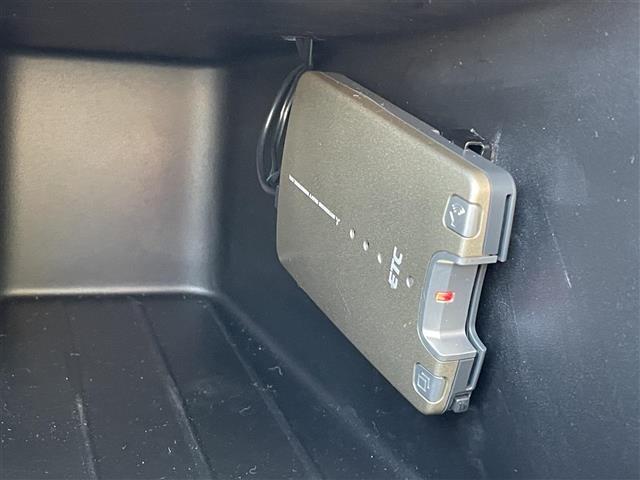 トゥインゴ ＥＤＣ　純正ディスプレイオーディオ　ＢＴ　ＵＳＢ　ＡＵＸ　バックカメラ　ＥＴＣ　ドライブレコーダー　レーンキープアシスト　クルーズコントロール　ステアリングスイッチ　コーナーセンサー（7枚目）