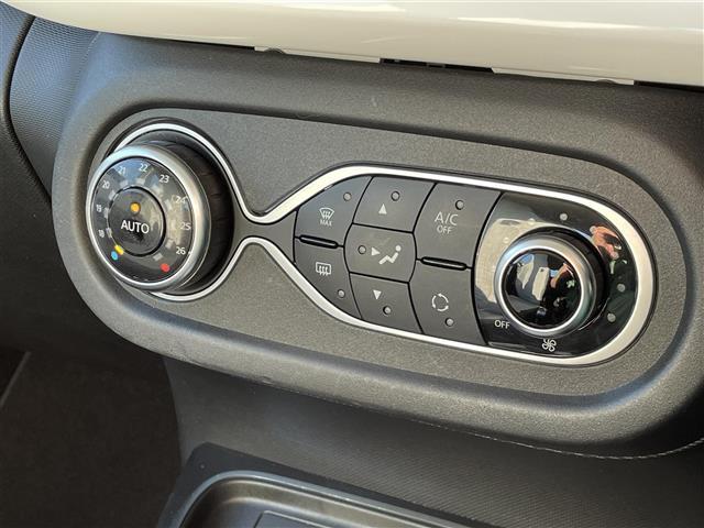 トゥインゴ ＥＤＣ　純正ディスプレイオーディオ　ＢＴ　ＵＳＢ　ＡＵＸ　バックカメラ　ＥＴＣ　ドライブレコーダー　レーンキープアシスト　クルーズコントロール　ステアリングスイッチ　コーナーセンサー（11枚目）