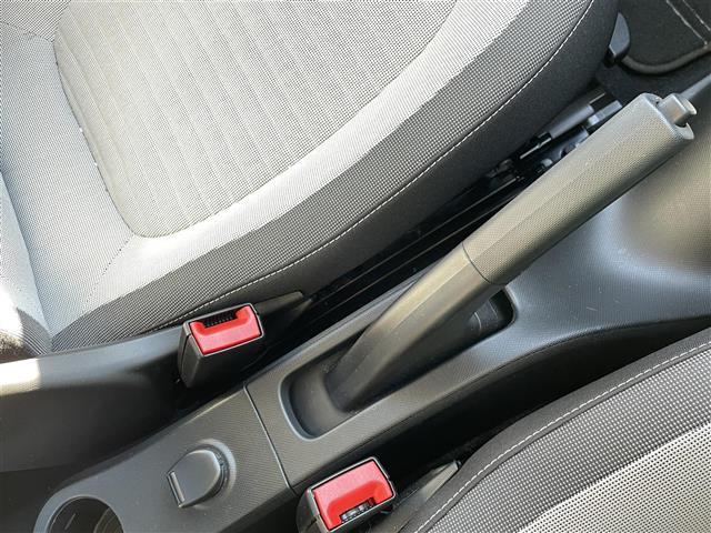 トゥインゴ ＥＤＣ　純正ディスプレイオーディオ　ＢＴ　ＵＳＢ　ＡＵＸ　バックカメラ　ＥＴＣ　ドライブレコーダー　レーンキープアシスト　クルーズコントロール　ステアリングスイッチ　コーナーセンサー（12枚目）